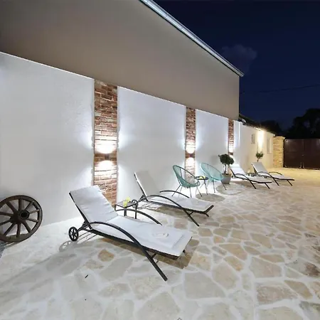 Σπίτι διακοπών Awesome In Donje Rastane