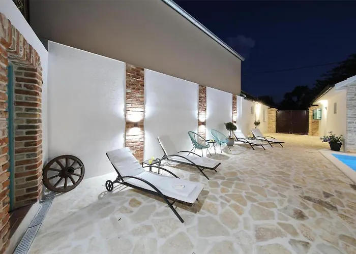 Feriehus Awesome In Donje Rastane