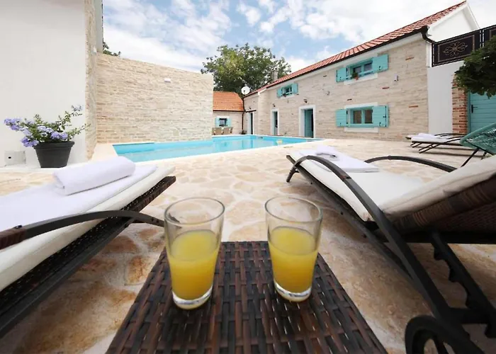 Feriehus Awesome In Donje Rastane