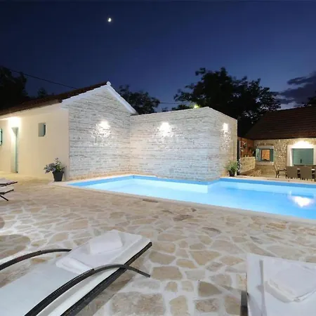 Holiday home Awesome In